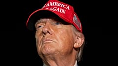 Präsident Donald Trump spricht mit Reportern bei seiner Ankunft in der Air Force One am Freitag, 4. Juli 2025, auf der Joint Base Andrews, Md.