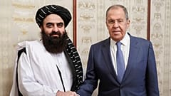 El ministro de Asuntos Exteriores ruso, Serguéi Lavrov, y el ministro de Asuntos Exteriores en funciones de Afganistán, Amir Khan Muttaqi, antes de sus conversaciones en Moscú