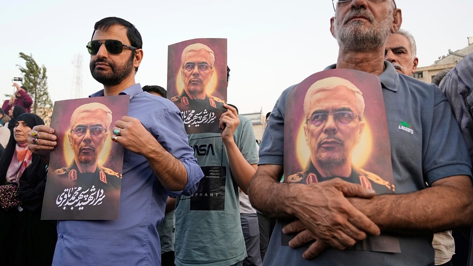 متظاهرون إيرانيون يحملون صور الجنرال محمد حسين باقري، في مظاهرة مناهضة للولايات المتحدة وإسرائيل، إيران، الثلاثاء 24 يونيو/حزيران 2025.  