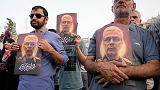 متظاهرون إيرانيون يحملون صور الجنرال محمد حسين باقري، في مظاهرة مناهضة للولايات المتحدة وإسرائيل، إيران، الثلاثاء 24 يونيو/حزيران 2025.  