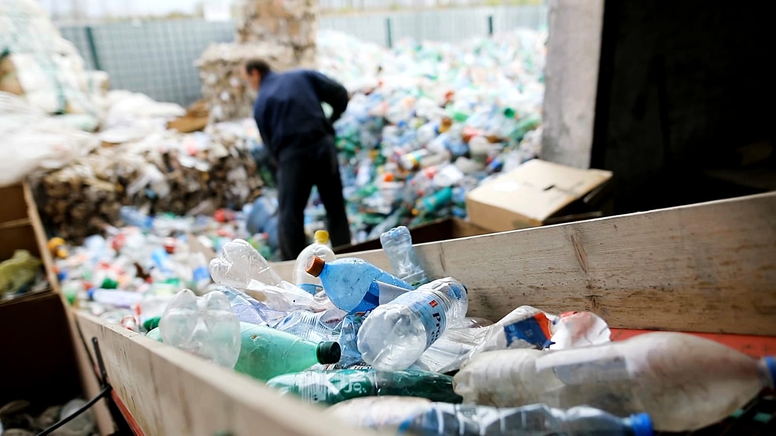 Recycler, c’est bien, réduire, c’est mieux : lutter contre la pollution plastique à la source