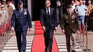 El General Alexus Grynkewich (izq.), el Secretario General de la OTAN, Mark Rutte, y el General Christopher Cavoli en la ceremonia de cambio de mando del SACEUR en Mons, Bélgica, el 4 de julio de 2025.