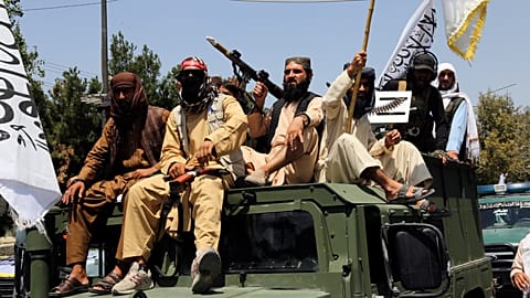 Des combattants talibans célèbrent le troisième anniversaire du retrait des troupes américaines d'Afghanistan, 14 août 2024.