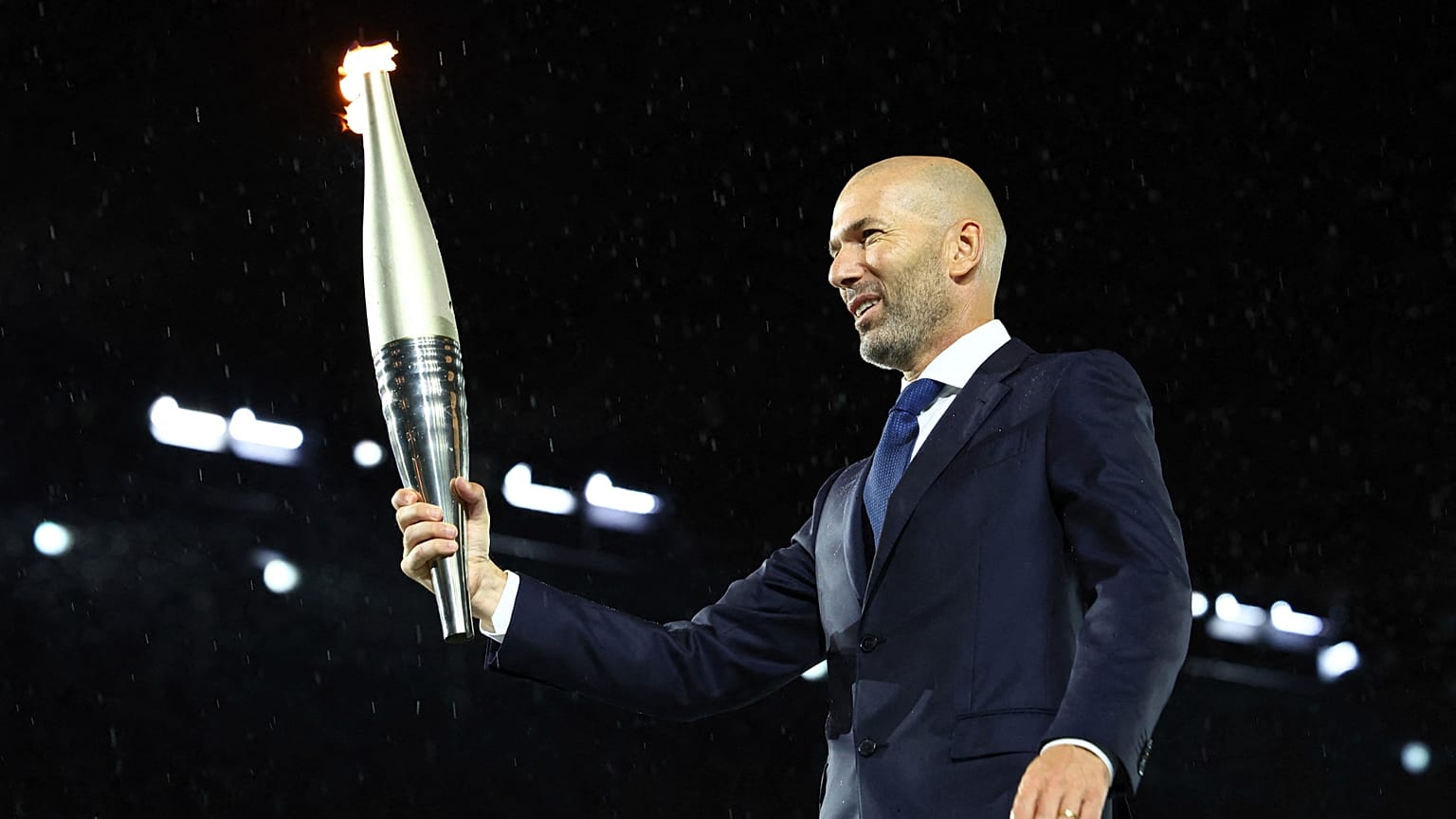 Meşale taşıyıcısı Zinédine Zidane 2024 Yaz Olimpiyatları'nın Paris'teki açılış töreni sırasında, 26 Temmuz, 2024