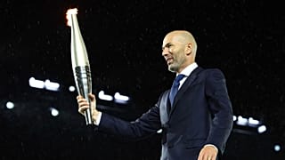 Zinédine Zidane, porteur de la flamme, lors de la cérémonie d'ouverture des Jeux olympiques d'été de 2024 à Paris, le 26 juillet 2024.