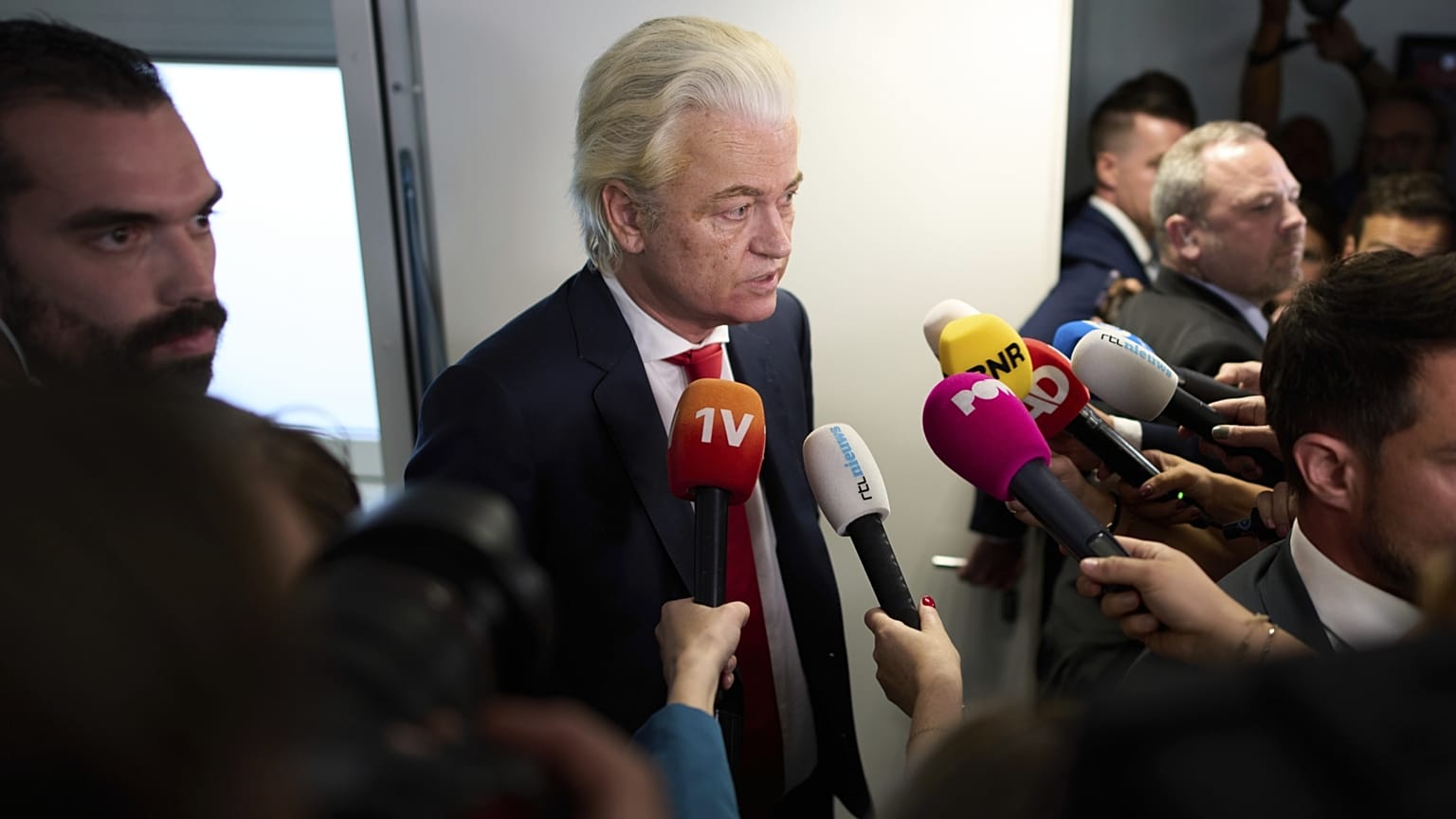 A holland Szabadságpárt (PVV) vezetője, Geert Wilders nyilatkozik a sajtónak