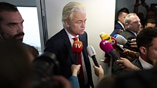 A holland Szabadságpárt (PVV) vezetője, Geert Wilders nyilatkozik a sajtónak