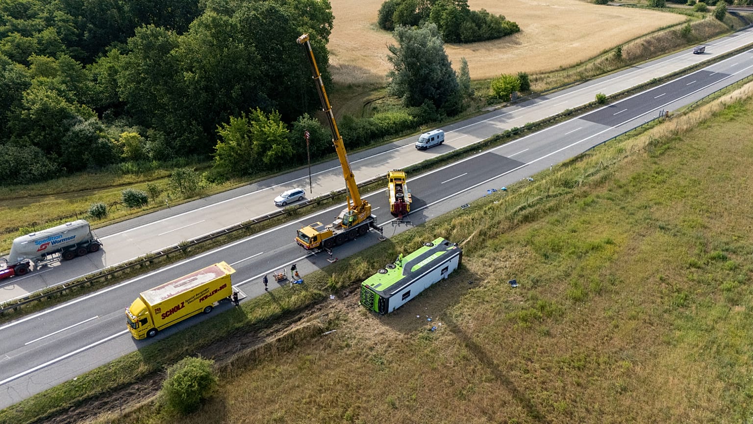 Ein Flixbus ist umgekippt. Von den 55 Insassen wurden 23 verletzt, eine Person schwebt in Lebensgefahr.