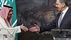وزير الخارجية الروسي سيرغي لافروف يصافح نظيره السعودي الأمير فيصل بن فرحان بعد مؤتمر صحفي عقب محادثاتهما في موسكو، روسيا، الجمعة 4 يوليو/تموز 2025