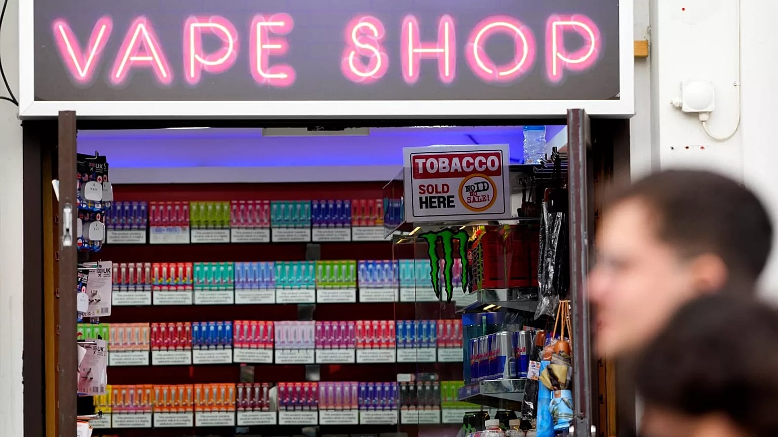 Unos peatones pasan junto a una tienda de vapeo en Londres, el 29 de enero de 2024.