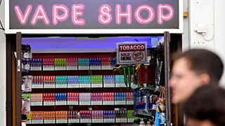Pedestres passam por uma loja de vape em Londres, em 29 de janeiro de 2024.
