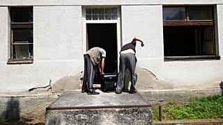 Residentes tentam ligar um gerador durante grande apagão de eletricidade perto de Benesov, na Chéquia