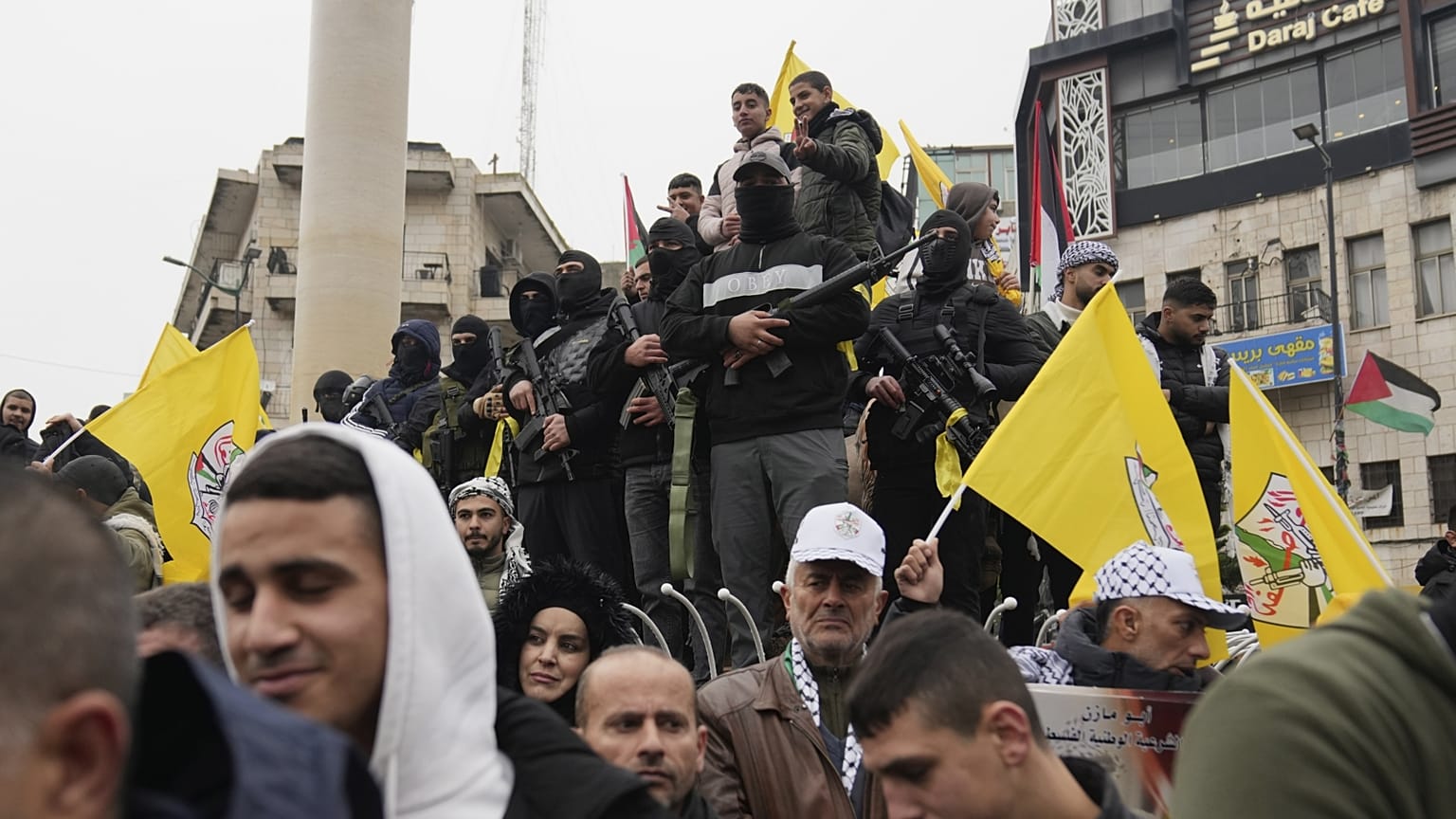 A Fatah fegyveresei és támogatói egy megmozduláson a ciszjordániai Ramallahban