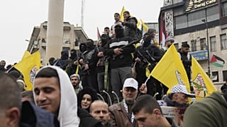 A Fatah fegyveresei és támogatói egy megmozduláson a ciszjordániai Ramallahban