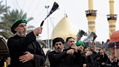 المسلمون الشيعة يحيون ذكرى عاشوراء في جنوب بغداد، العراق، يوم السبت 24 نوفمبر/تشرين الثاني 2012.  