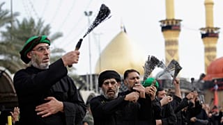 المسلمون الشيعة يحيون ذكرى عاشوراء في جنوب بغداد، العراق، يوم السبت 24 نوفمبر/تشرين الثاني 2012.  
