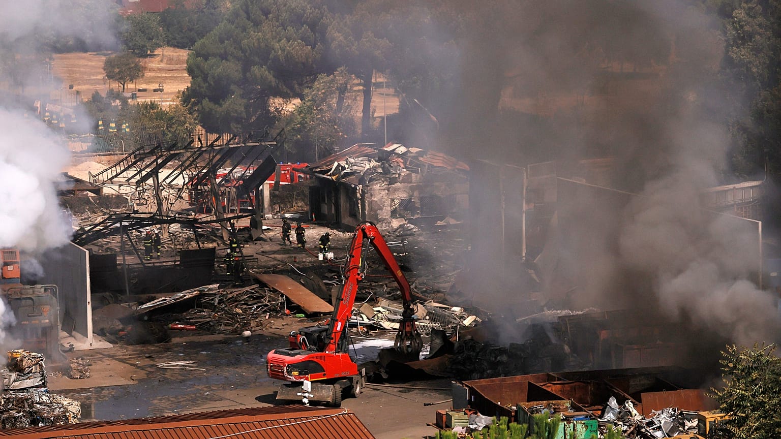 Feuerwehrleute am Ort einer Explosion an einer Tankstelle in Rom, Italien, am Freitag, den 4. Juli 2025.