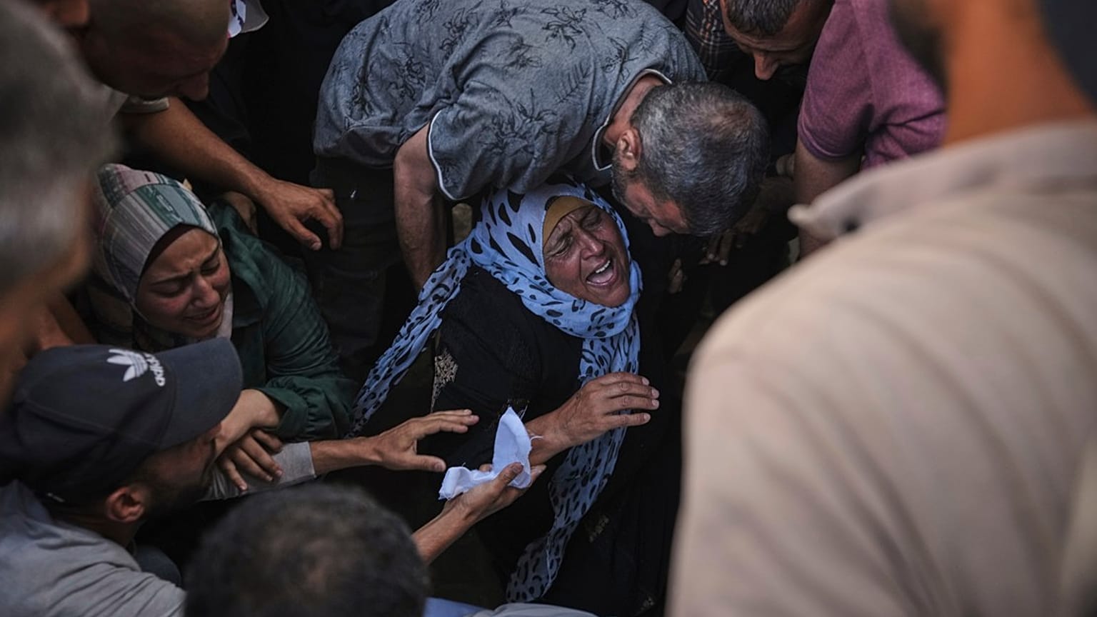 والدة أنس البسيوني تنعى فقدانه بعد وقت قصير من مقتله أثناء توجهه إلى مركز توزيع المساعدات، مدينة غزة، الخميس 3 يوليو 2025.  