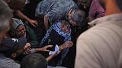 والدة أنس البسيوني تنعى فقدانه بعد وقت قصير من مقتله أثناء توجهه إلى مركز توزيع المساعدات، مدينة غزة، الخميس 3 يوليو 2025.  