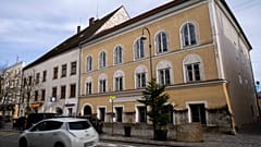  Автомобиль проезжает мимо родового дома Адольфа Гитлера в Браунау, Австрия, 16 ноября 2023 года.