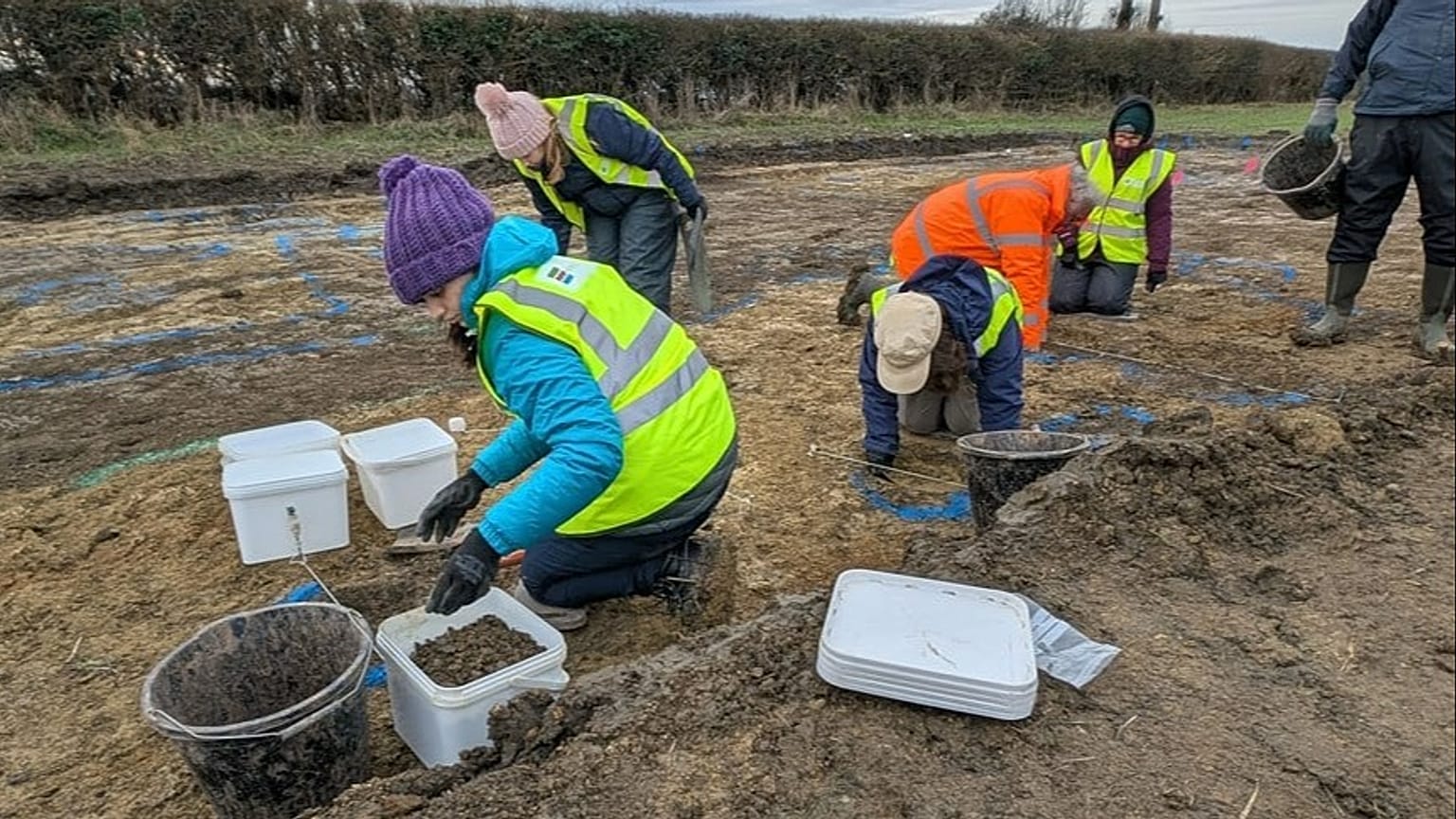 A Historic England e voluntários da comunidade nas trincheiras da escavação de Willersey. 