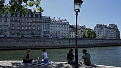 شباب فرنسيون على نهر السين