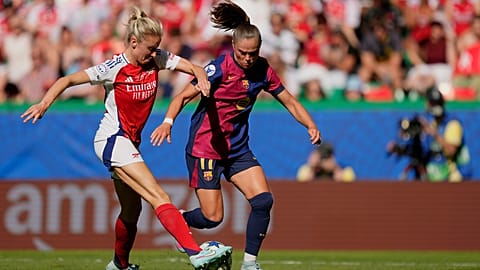Leah Williamson z Arsenalu (po lewej) próbuje zablokować strzał Ewy Pajor z Barcelony podczas finałowego meczu kobiecej Ligi Mistrzyń pomiędzy Arsenalem i FC Barcelona.