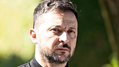 Der ukrainische Präsident Volodymyr Zelenskyy schaut bei seiner Ankunft auf Schloss Marselisborg in Aarhus zu, 3. Juli 2025