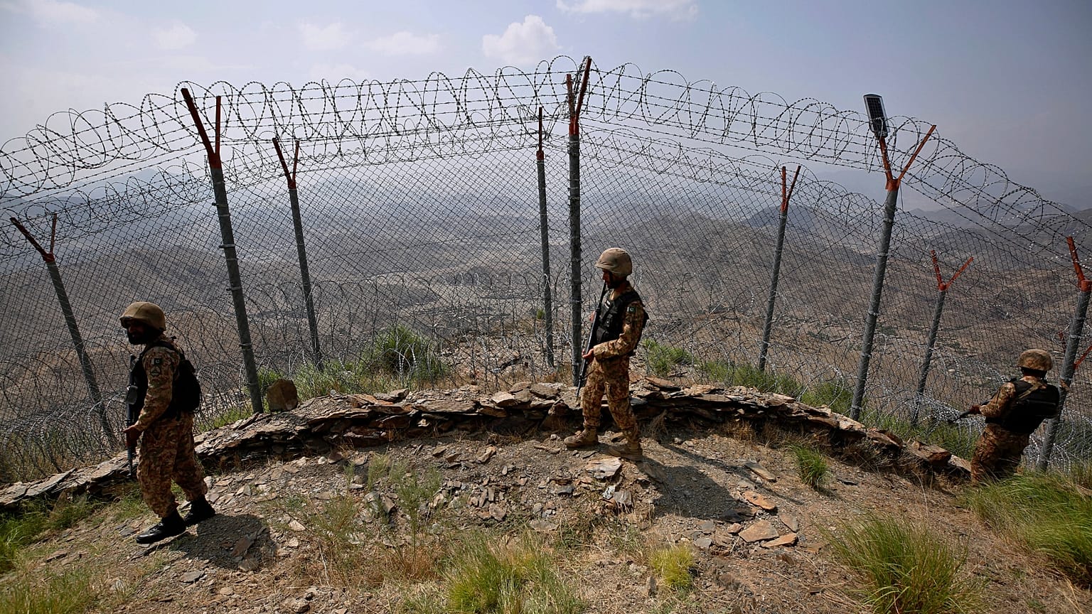 Pakistan Ordusu askerleri, Hayber bölgesindeki Big Ben tepe karakolunda Pakistan-Afganistan sınırındaki çit boyunca devriye geziyor, 3 Ağustos, 2021 