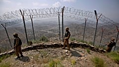 Pakistan Ordusu askerleri, Hayber bölgesindeki Big Ben tepe karakolunda Pakistan-Afganistan sınırındaki çit boyunca devriye geziyor, 3 Ağustos, 2021 