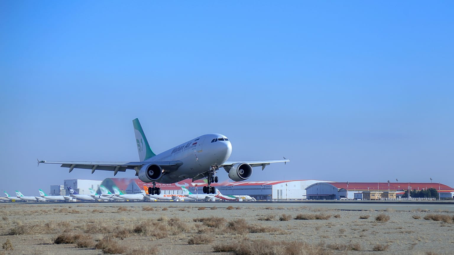 İran Mahan Air'e ait bir uçak Tahran'daki İmam Humeyni Uluslararası Havalimanı'na iniş yapıyor, 4 Şubat, 2021