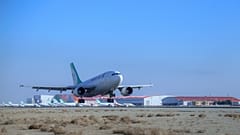 Un avión iraní de Mahan Air aterriza en el aeropuerto internacional Imán Jomeini de Teherán, el 4 de febrero de 2021.