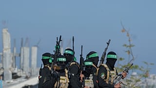 مقاتلون من حماس على متن شاحنة في خانيونس، غزة، السبت 15 فبراير 2025.