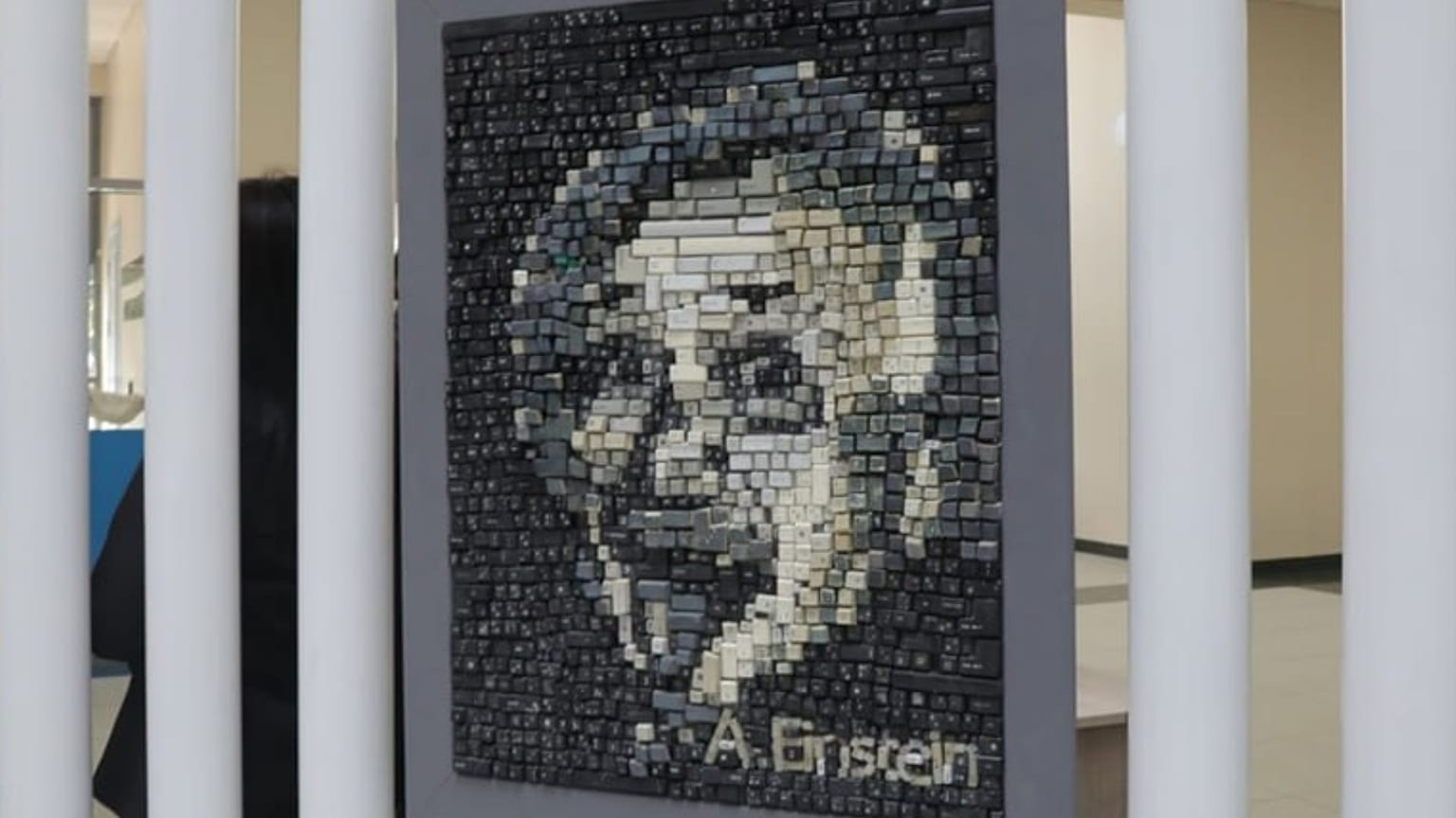 El retrato de Einstein creado por un joven equipo con las teclas de un teclado