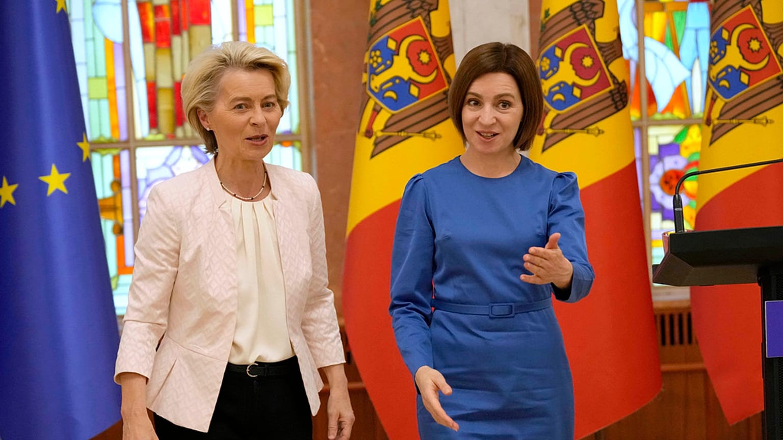 Moldova Cumhurbaşkanı Maia Sandu, Avrupa Komisyonu Başkanı Ursula von der Leyen'i Avrupa Siyasi Topluluğu Zirvesi öncesinde Moldova'nın başkenti Kişinev'de karşıladı, Çarşamba, Mayıs