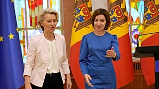 La présidente de la Moldavie, Maia Sandu, accueille la présidente de la Commission européenne, Ursula von der Leyen, à Chisinau, en Moldavie, avant le sommet de la Communauté politique européenne, mercredi 5 mai.