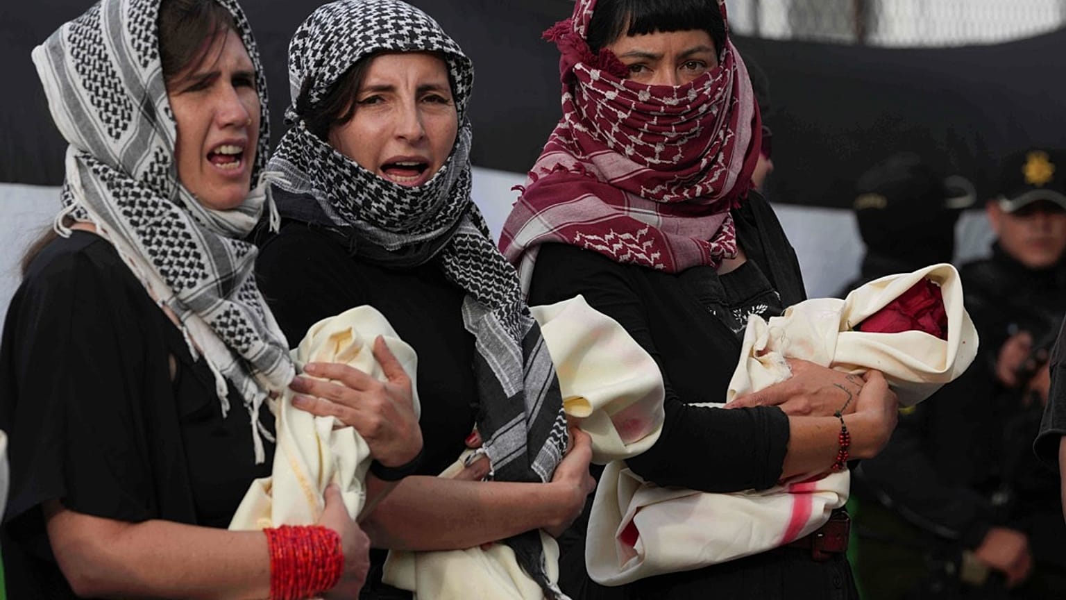 نساء يغنين خلال مظاهرة في وزارة الخارجية دعماً للفلسطينيين وضد الولايات المتحدة، في كيتو، الإكوادور، الجمعة 4 يوليو/تموز 2025. 
