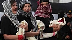 نساء يغنين خلال مظاهرة في وزارة الخارجية دعماً للفلسطينيين وضد الولايات المتحدة، في كيتو، الإكوادور، الجمعة 4 يوليو/تموز 2025. 