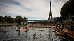 Люди купаются в безопасном месте для купания Гренель на реке Сена в Париже, Франция, в субботу, 5 июля 2025 года, во время открытия трех бассейнов на Сене.