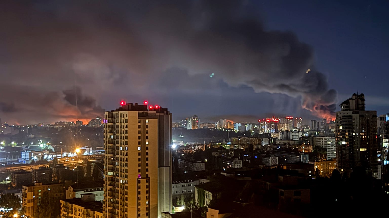 Humo se eleva tras un ataque ruso en Kiev, Ucrania, el viernes 4 de julio de 2025. (Foto AP/Yehor Konovalov)