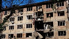 Rettungskräfte beseitigen die Trümmer eines durch einen russischen Streik beschädigten Wohnhauses in Kiew, Ukraine, am Freitag, 4. Juli 2025. (AP Photo/Evgeniy Maloletka)