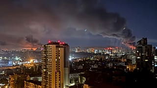Humo se eleva tras un ataque ruso en Kiev, Ucrania, el viernes 4 de julio de 2025. (Foto AP/Yehor Konovalov)