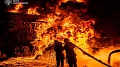 الصورة قدمتها خدمة الطوارئ الأوكرانية، يعمل موظفو خدمات الطوارئ على إطفاء حريق في أعقاب هجوم روسي في منطقة خاركيف ، أوكرانيا ، السبت 5 يوليو 2025. 