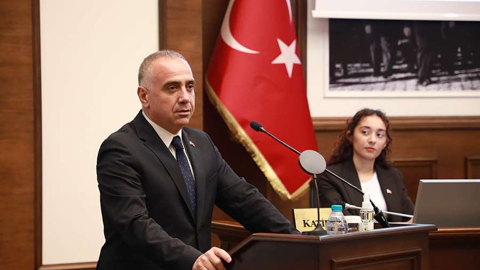 CHP'li Büyükçekmece Belediye Başkanı Hasan Akgün'ün tutuklanması üzerine CHP'nin adayı Ahmet Şahin Belediye Başkanvekili olarak göreve gelmişti.