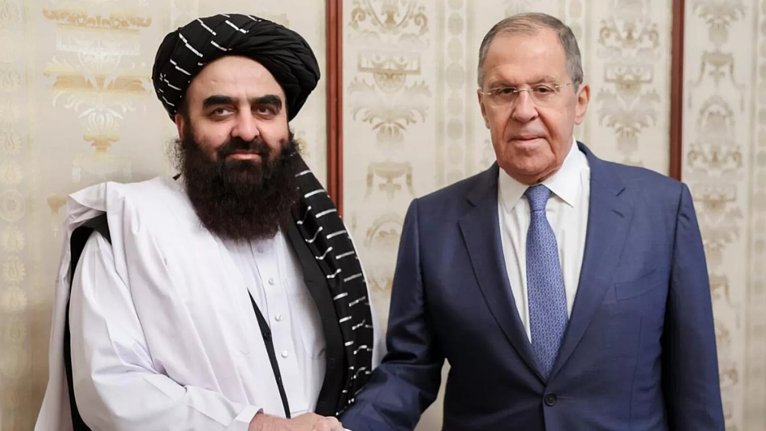 Rusya Dışişleri Bakanı Sergey Lavrov (sağda) ve Taliban'ın dışişleri sorumlusu Amir Khan Muttaqi