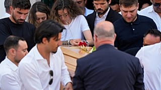 Η σύζυγος του Ντιόγκο Ζότα πάνω από το φέρετρο