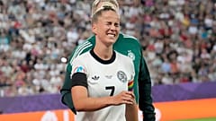 Giulia Gwinn verzieht das Gesicht, nachdem sie sich während des Fußballspiels zwischen Deutschland und Polen in der Arena St. Gallen, Schweiz, Freitag, 4. Juli 2025, verletzte