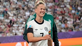 Η Giulia Gwinn κάνει γκριμάτσες μετά τον τραυματισμό της στο πρόσωπό της κατά τη διάρκεια του ποδοσφαιρικού αγώνα μεταξύ Γερμανίας και Πολωνίας στην Arena St. Gallen, Ελβετία, Παρασκευή 4 Ιουλίου 2025.