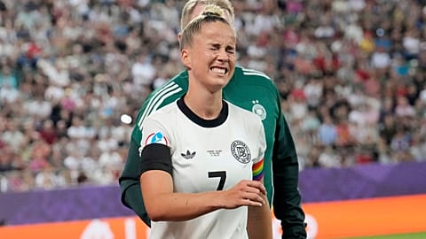 Giulia Gwinn verzieht das Gesicht, nachdem sie sich während des Fußballspiels zwischen Deutschland und Polen in der Arena St. Gallen, Schweiz, Freitag, 4. Juli 2025, verletzte