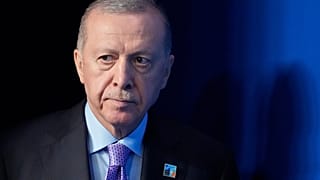 الرئيس التركي رجب طيب أردوغان يصل إلى مؤتمر صحفي بعد الجلسة العامة في قمة حلف شمال الأطلسي في لاهاي، هولندا، الأربعاء 25 يونيو 2025. 